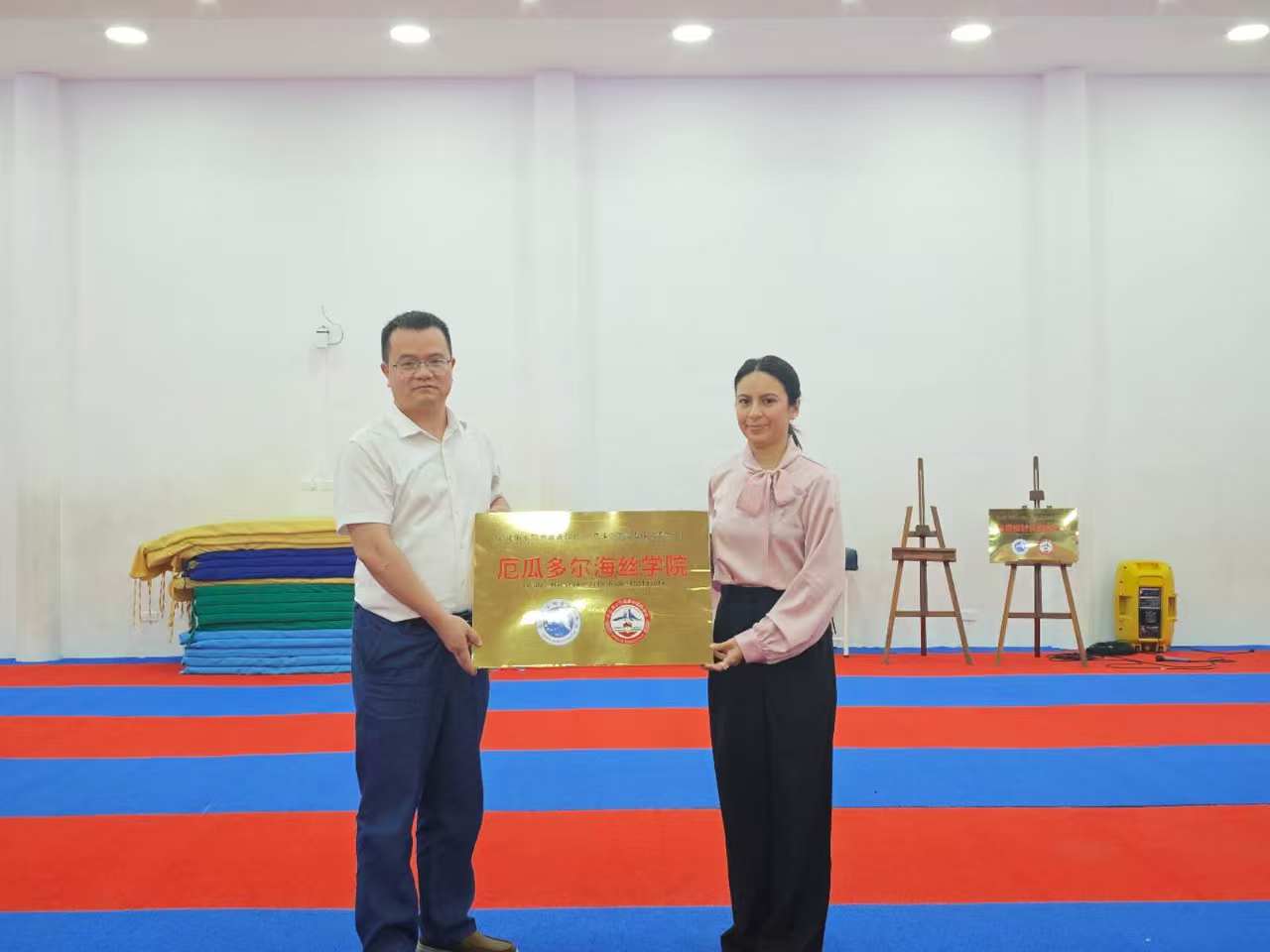 图19 邓元荣院长为“厄瓜多尔海丝学院”揭牌.jpg