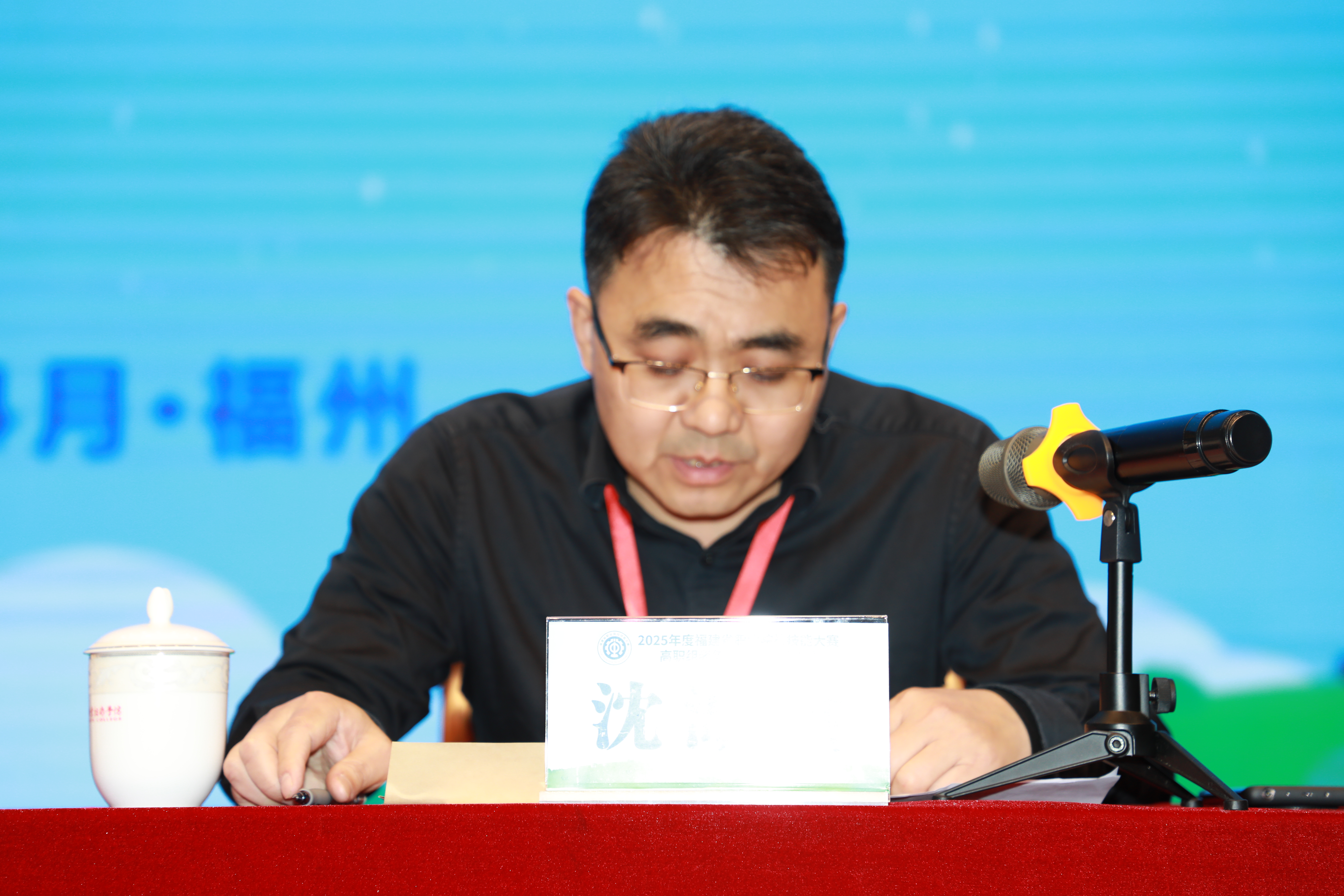 赛项监督沈湖拱宣布比赛结果并公示成绩 赛项监督沈湖拱宣布比赛结果并公示成绩